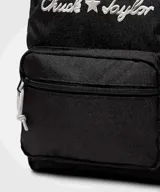 Mochila negra con el logo de Converse Chuck Taylor en blanco.