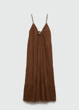 Vestido largo color marrón, con escote de pico y tirantes finos. Presenta un corte evasé y detalles fruncidos. El escote tiene un cierre de lazo.