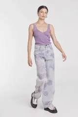 Blusa tejida negra con escote en V y breteles finos.