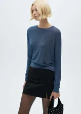 Jersey azul con lúrex, de tejido de punto fino, cuello redondo y manga larga.