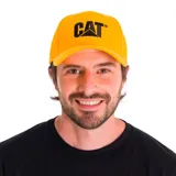 Gorro amarillo con el logo de CAT bordado en negro en el frente.