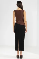 Top sin mangas color marrón chocolate, con detalle de logo en cobre y diseño drapeado.