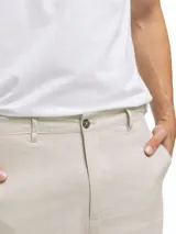 Bermuda de lino color negro, corte recto, con bolsillos laterales y cierre frontal.