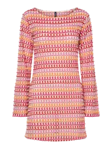 Vestido corto de manga larga y cuello redondo, confeccionado en tejido de punto circular con textura. Presenta un patrón de rayas horizontales en tonos rosados, anaranjados y rojizos.