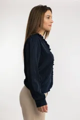 Blusa azul marino de manga larga en tela tipo seda, con escote en V con volado en todo el escote.