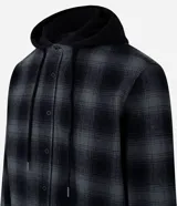 Camisa masculina de franela a cuadros en tonos grises y negros, con capucha con cordón ajustable, cierre frontal abotonado y mangas largas.