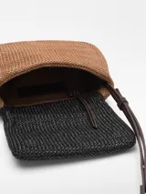 Mini bolso bandolera de rafia color marrón y negro, con cierre de solapa y correa larga regulable.