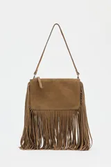 Bandolera marrón de serraje con flecos largos en la parte inferior. Tiene asa de hombro y bandolera extraíbles, doble bolsillo interior y cierre con cremallera.