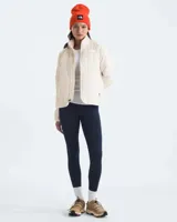 Campera gris acolchada con cierre frontal, cuello alto con interior de piel sintética y logo de la marca bordado en el pecho.