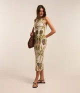 Vestido midi de viscosa con estampado de follaje, escote recto, breteles finos y espalda descubierta.