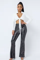 Pantalón de lentejuelas negro con forro interior y corte acampanado.
