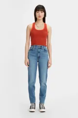 Pantalón de jean celeste claro, tiro alto, corte tapered y largo al tobillo.