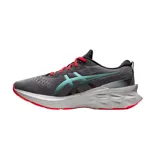 Championes de running Asics Novablast 2, color gris con detalles en celeste y rojo.