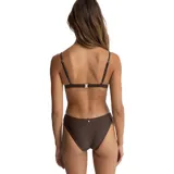 Top de bikini tipo bralette, color marrón oscuro, con copas triangulares y tirantes finos ajustables. La banda inferior es ancha y lisa.