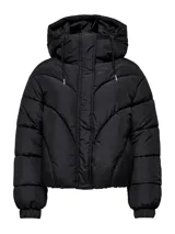 Campera puffer negra con capucha ajustable con cordones, cierre frontal con cremallera y bolsillos laterales.