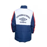 Campera parka impermeable con relleno, diseño tricolor (rojo, azul y blanco) y escudo del Club Nacional de Football en el pecho.