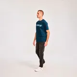 Remera gris de manga corta con el logo de Caterpillar estampado en el pecho.