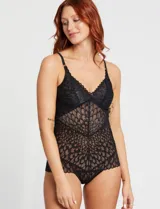 Body negro de encaje con busto sin aro y forro interno, breteles regulables y broches en la entrepierna.