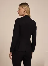 Blazer negro entallado de tela lisa con solapas de pico y mangas largas.