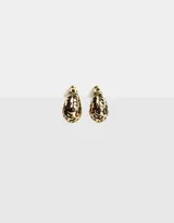 Aros colgantes cortos dorados con forma de gota y estampado de leopardo negro.