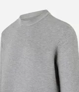 Suéter celeste de punto con textura acanalada horizontal, cuello redondo y mangas largas con puños ajustados.