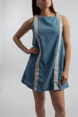 Vestido corto celeste con tirantes anchos en color crudo.