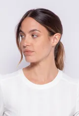 Remera blanca de manga corta con cuello redondo y tejido acanalado.