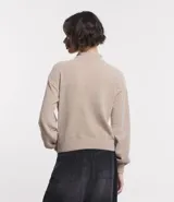 Buzo suéter de chenille color blanco, con cuello alto y rib en puños, cuello y bajo.