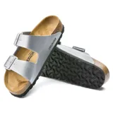 Sandalias de cuero con diseño de tira doble y hebillas ajustables en color plateado.