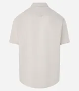 Camisa de hombre de corte relajado, color crudo, con cuello inglés, mangas cortas, abotonado delantero, bolsillo en el pecho y etiqueta de la marca.