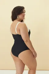 Malla enteriza color bordó con escote cuadrado y breteles anchos blancos.