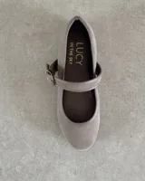 Ballerinas de gamuza color borgoña con correa sobre el empeine adornada con apliques de strass y hebilla metálica.