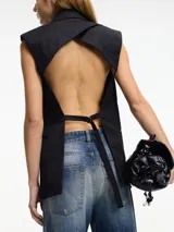 Chaleco negro con cuello solapa, sin mangas y con hombreras.