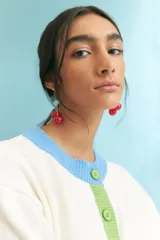 Aros colgantes con forma de cerezas rojas dobles.