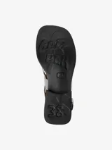 Sandalias plateadas de cuero vacuno con dos tiras anchas sobre el empeine, tira trasera con hebilla ajustable y suela negra con pequeño taco cuadrado.