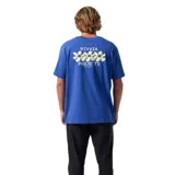 Remera azul de manga corta con estampado de flores y letras en el pecho.