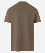 Remera de calce comfort confeccionada en algodón peruano de color marrón, con cuello redondo, mangas cortas y una pequeña estampa frontal con el texto 'not lost just exploring' y un gráfico de montañas.