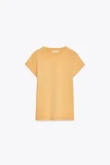 Camiseta color mostaza de algodón con cuello redondo y mangas cortas.