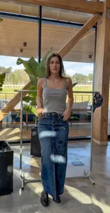 Musculosa negra de breteles finos y corte ajustado.