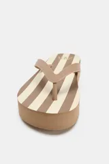 Sandalias tipo ojotas rojas con plataforma y estampado de rayas horizontales blancas en la plantilla.