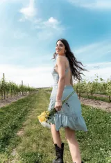 Vestido corto celeste con breteles finos, corte a la cintura, falda con volados y detalle de encaje en ruedo y cintura.