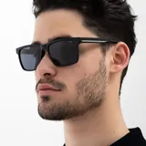 Lentes de sol INVU modelo IB22514C, con montura negra rectangular y lentes grises polarizadas.