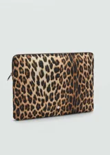 Funda para laptop con estampado de leopardo, cierre de cremallera y detalle de logo circular en el centro.