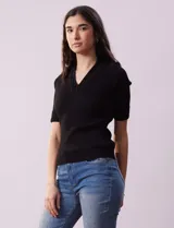 Blusa en tejido acanalado color beige, marca Rio & Rian. Cuello solapa y escote en V en tejido calado.