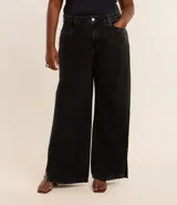 Pantalón wide leg de jeans marmorizado, con cintura fija, trabillas, cierre tradicional y botón interno para ajustes. Con bolsillos y etiqueta aplicada.