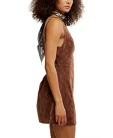 Mini vestido marrón de gamuza sintética, corte recto, cuello alto y sin mangas.