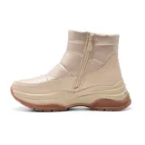 Bota casual marrón con caña corta, parte superior acolchada color bronce y plataforma con suela dentada.