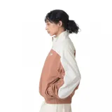 Campera deportiva New Balance Greatest Hits Woven, color marrón con detalles en blanco.