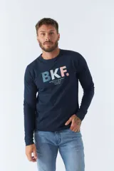 Remera de manga larga azul marino con estampado frontal de letras BKF en celeste y rosa.