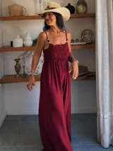 Mono largo color beige, con escote fruncido y tirantes finos con cuentas decorativas. El diseño es holgado y fluido.